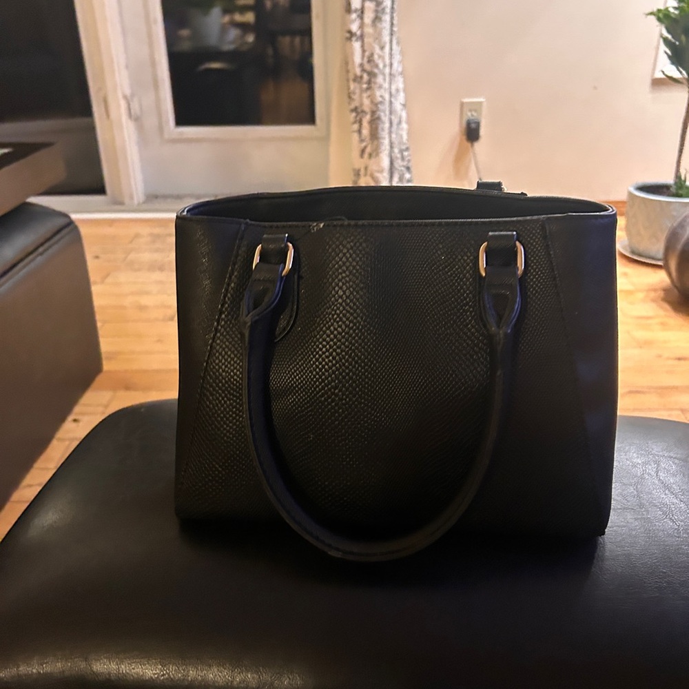 GUESS Elegant Black Satchel - Picture 3 of 3